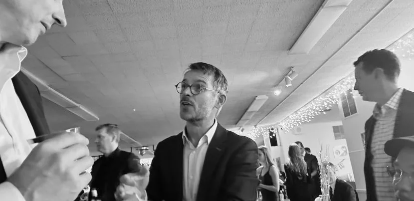 FX performing mingling magic for guests during a cocktail hour event